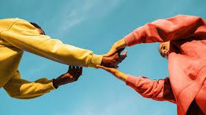 男人悄悄喜欢你的表现（从观察到表现出爱意）(男人悄悄喜欢你的特征)